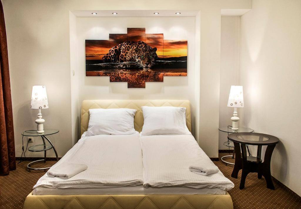 Pokój w Hotelu Hensch w Łodzi z podwójnym łóżkiem